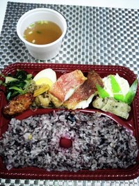 ランチは久々の焼魚弁当☆