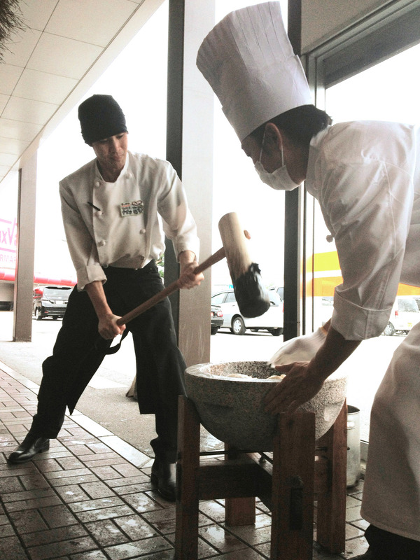 だいこんの花のもちつき大会in安謝店