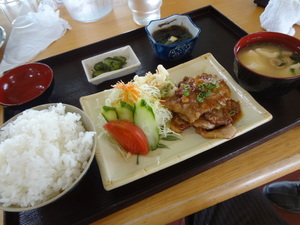 昼食　外食　沖縄北部久志岳ゴルフガーデン2F 食堂