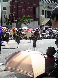 沖縄土産のうちなーみやげ館／一万人のエイサー踊り隊です