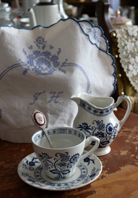 イギリス製  ティーコージー　生成り　リネン　淡いブルー　手刺繍