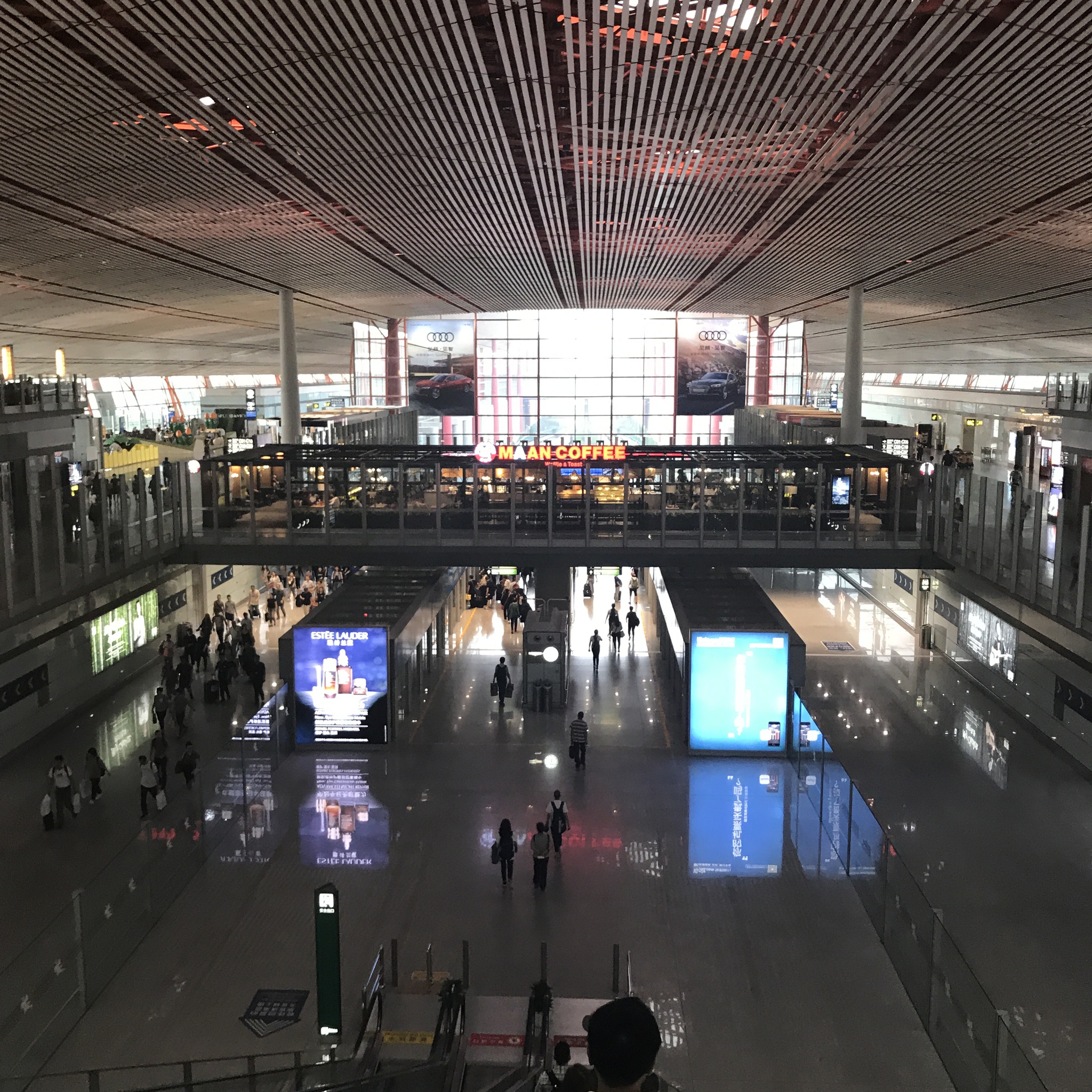 巨大すぎる中国の北京首都国際空港。巨大すぎるのに分かりやすく迷子にならない不思議な空港。
