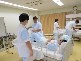 歌って踊れる介護福祉士 沖縄アカデミー専門学校での２年間は 沖縄アカデミー専門学校