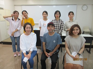 歌って踊れる介護福祉士 先輩たちが来てくれました 沖縄アカデミー専門学校