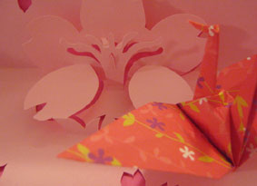 しかけ絵本 手作りポップアップカード 桜の立体的切り絵ポップアップカード 折り紙建築 折り鶴