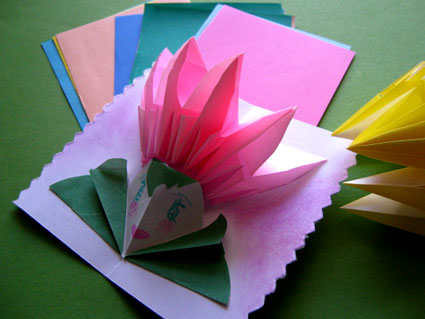 しかけ絵本 手作りポップアップカード 折り紙で作るお花のポップアップカード立体カード 試行錯誤中