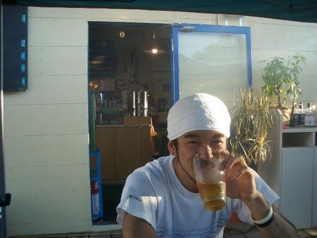 夕日の中のビーチパーティー