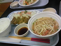 いつもの空港食堂にて