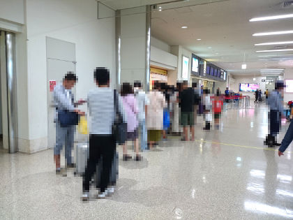 空港で手持ちメシ