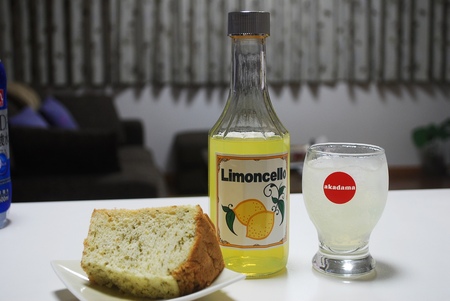 ケーキとレモン酒