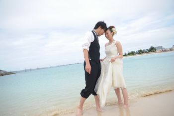 結婚写真に沖縄のビーチでロケーションフォトウェディング