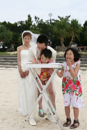 沖縄のビーチで結婚式