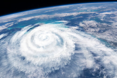 連休初日 台風13号は奄美・沖縄へ