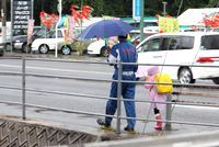 雨の中はじめてじぃじと登校 2010/04/20 10:55:35