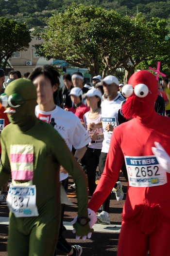 那覇マラソンちょっと怖い「ガチャピンとムック」