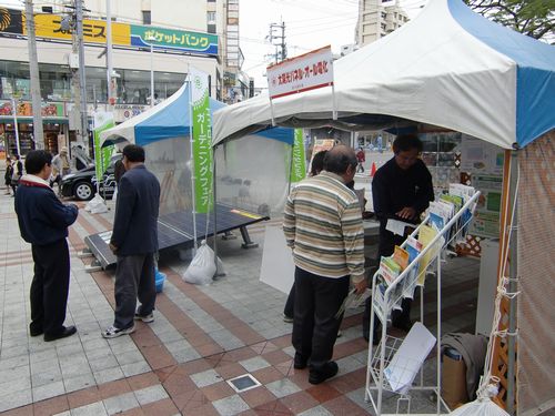 太陽光発電システムについて説明を聞くお客様