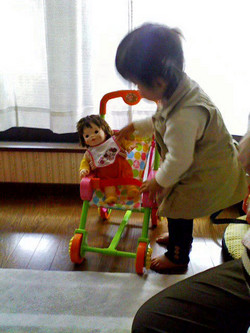 あいちゃんとぽぽちゃんの子守