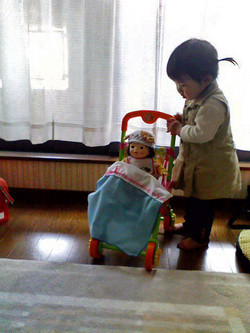 あいちゃんとぽぽちゃんの子守