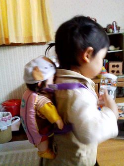 あいちゃんとぽぽちゃんの子守