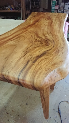くすの木のテーブル
