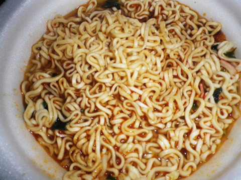 台湾のカップラーメンを台風の日に食べてみた。