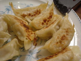 まずは基本の餃子から～！！