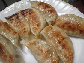 餃子、作ってますよ～！！