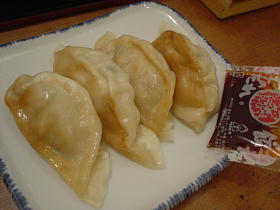 町の食堂で餃子～！！