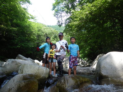 ♪♪　孫相手に涼を求めて山深い渓流で遊ぶ　♪♪