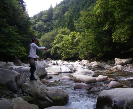 ♪♪　孫相手に涼を求めて山深い渓流で遊ぶ　♪♪
