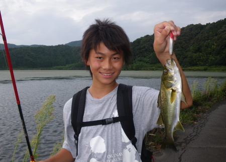 ♪♪　大ナマズを釣りあげ　雄たけび　♪♪