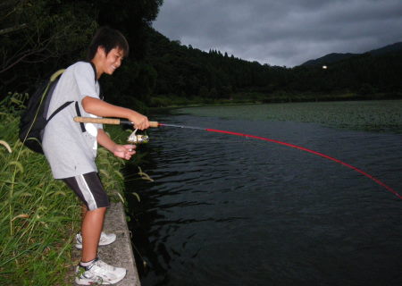 ♪♪　大ナマズを釣りあげ　雄たけび　♪♪