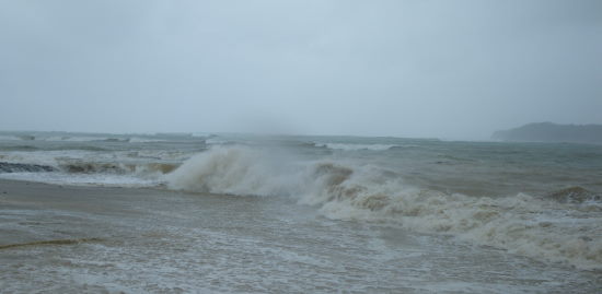 ＼(◎o◎)／　沖縄の台風は半端じゃ～ない　＼(◎o◎)／
