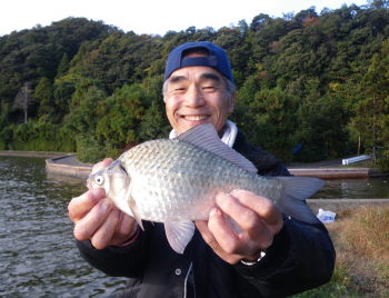 ♪♪　海釣りもいいけど　ヘラ釣りも又楽し　♪♪