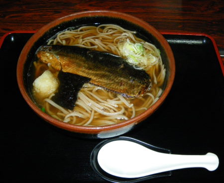 ♪♪　どちらのそばが美味しいか　食べ比べました　♪♪