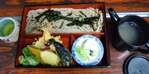 ♪♪　どちらのそばが美味しいか　食べ比べました　♪♪
