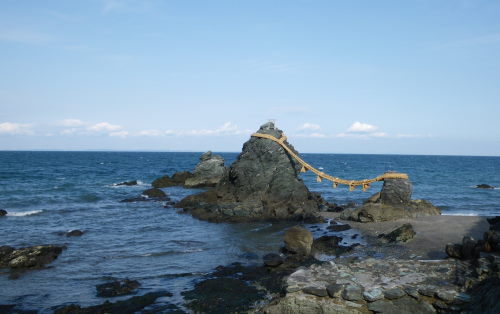 ♪♪　　大きな2つの岩が夫婦　寄り添うようにたたずむ　♪♪