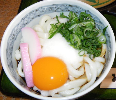♪♪　　大きな2つの岩が夫婦　寄り添うようにたたずむ　♪♪
