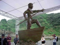 琉球ウミンチュの像建立。 2011/12/03 18:54:35
