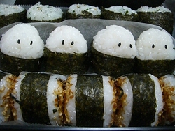 おにぎり持って