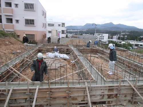 名護市「宇茂佐の森の家」基礎工事
