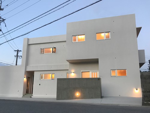 30坪の狭小地に美容院と見晴らし抜群の屋上がある 店舗併用3階建て二世帯住宅 建築システム 狭小住宅専門店 の新築施工例 イエタテ