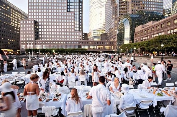 白い衣装に身を包んだニューヨーカーのゲリラピクニック