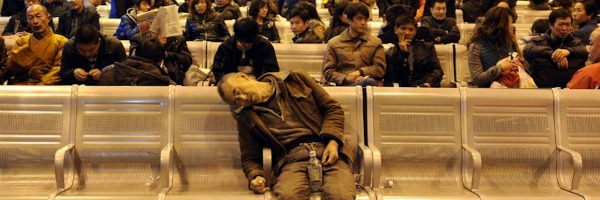 中国、駅のベンチで亡くなった老人に祈りを捧げるモンクが話題に