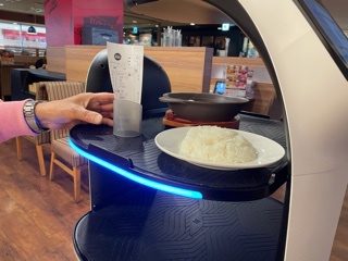 料理を運ぶのはロボット