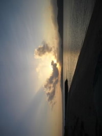 沖縄小浜島から西表島に沈む夕日、夕焼け空