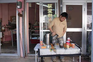 荻堂鮮魚店の前で・・・