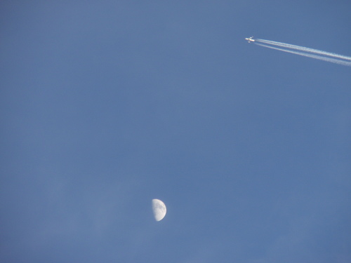飛行機雲と月