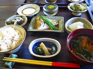 やちむんの里から読谷ランチ「島野菜食堂てぃーあんだ」