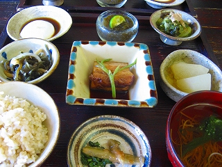 やちむんの里から読谷ランチ「島野菜食堂てぃーあんだ」